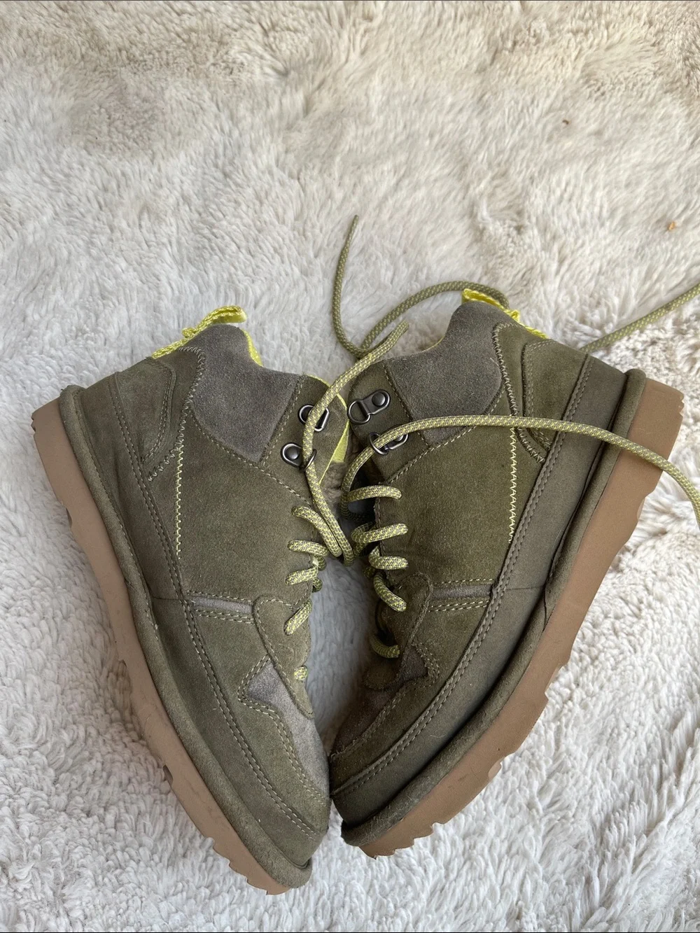 UGG Kids Heritage in Burnt Olive Lace Up Boots Size 4
